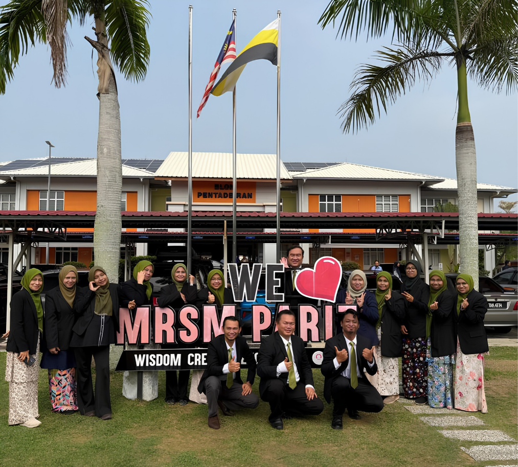 Warga MRSM Parit di hadapan bangunan sekolah