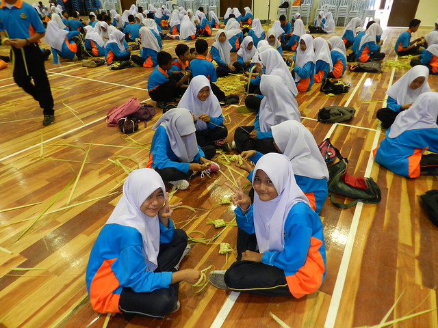 Pelajar menjalankan aktiviti berkumpulan