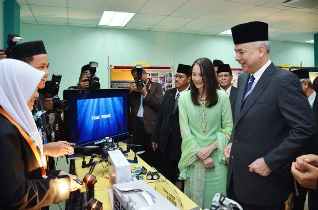 Lawatan tetamu ke pameran pelajar